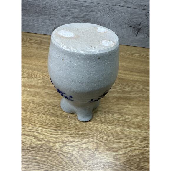 1992 Salmon Falls Salt Glaze Stoneware 2 Qt Pitcher – Blue Berry Vine – 7-3/8” - Picture 9 of 12